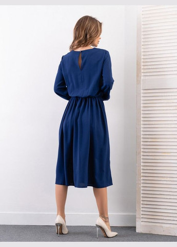 Синя повсякденний синя приталена сукня міді довжини ISSA PLUS однотонна