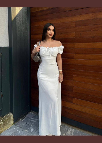 Молочное элегантное женское платье с разрезом No Brand