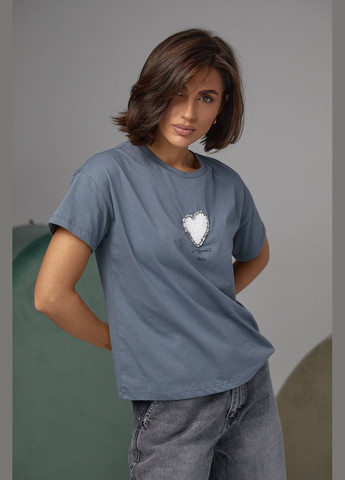 Серая летняя женская футболка украшена сердцем из бисера и страз 2404 с коротким рукавом Lurex