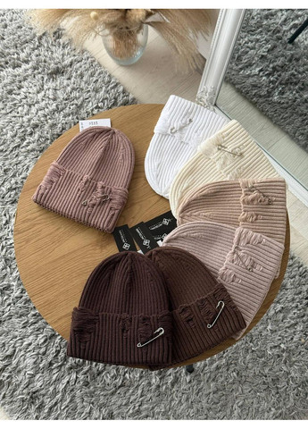 Вязаная женская шапка из английской резинки с декоративной шпилькой с невысокой лопаткой. Шоколадный No Brand (370604892)