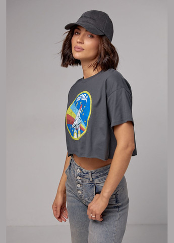 Темно-сіра літня укорочена жіноча футболка з принтом nasa Lurex