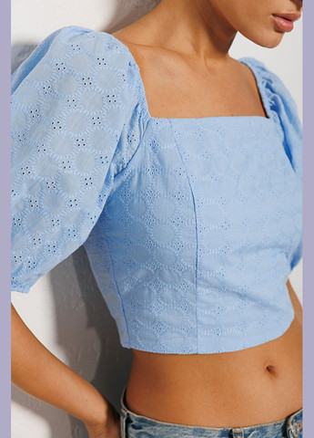 Голубая укороченная летняя блузка голубая с открытыми плечами Arjen