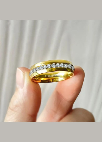 Золотиста класична обручка з титанової сталі з білим цирконієм розмір 15 Liresmina Jewelry (322265784)