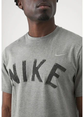 Сіра футболка Nike FV9770-053