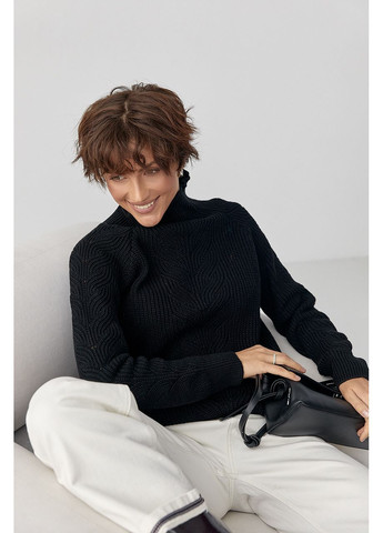 Чорний зимовий жіночий в'язаний светр з кісками Lurex