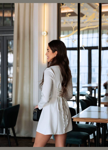 Молочное платье женское молочное, приталенное из костюмки, с длинным рукавом, стильное и элегантное на все случаи жизни No Brand однотонное