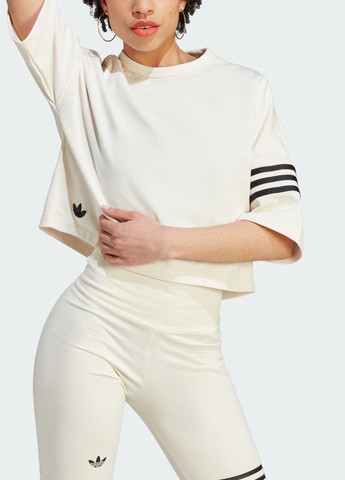 Белая всесезон футболка adicolor neuclassics adidas
