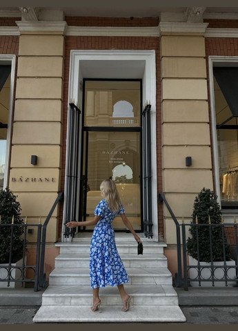 Синее пляжное платье на запах First Woman с цветочным принтом