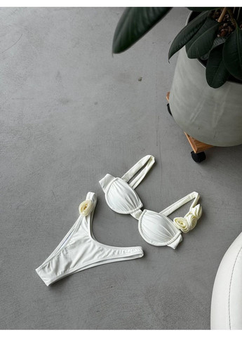 Білий літній жіночий купальник бікіні з квітковим декором та бюстьє-топом / жіночий роздільний купальник білий з обʼємними трояндами No Brand