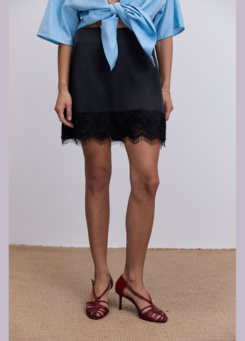 Черная короткая атласная молочная юбка с кружевом внизу Arjen