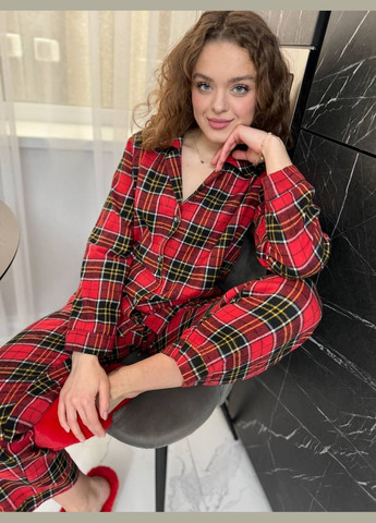 Алая уютная красивая пижама красного цвета в клетку No Brand