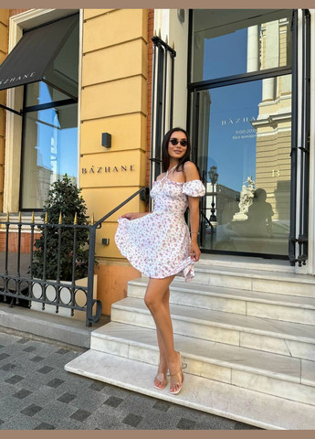 Белое повседневный платье мини с цветочным принтом и регулируемой шнуровкой на спинке с открытыми плечами MonCher с цветочным принтом