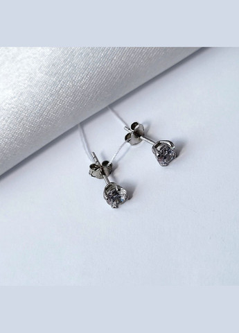 Сережки гвоздики на фиксаторах с Белым камнем 5 мм серебро 925 пробы покрыто родием 070 1.17г No Brand (306743377)