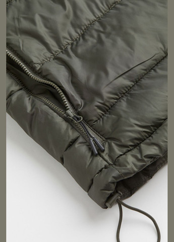 Оливкова (хакі) демісезонна демісезонна чоловіча куртка хакі 1005888002 H&M