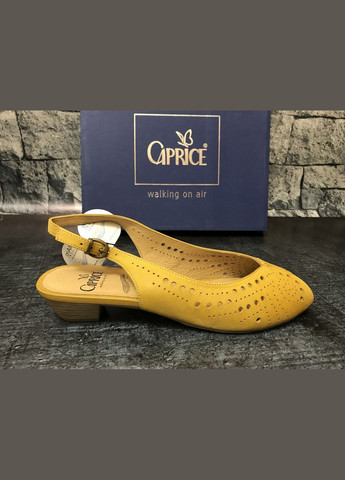 Горчичные женские натуральные босоножки на каблуке в желтом цвете,, германия. Caprice с ремешком с перфорацией