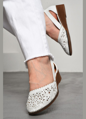 Туфли женские белого цвета Let's Shop