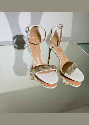 Белые свадебные лаковые женские босоножки с камнями. No Brand с камнями