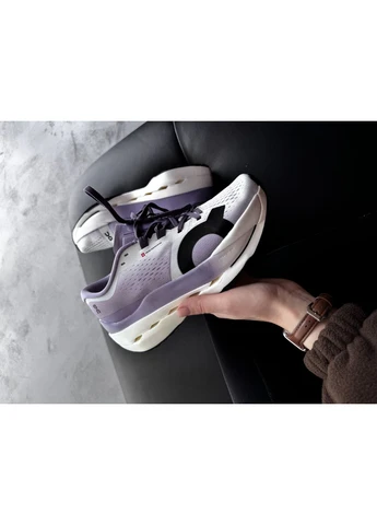 КРОССОВКИ ЖЕНСКИЕ ON CLOUDBOOM MAX WHITE/VIOLET ОН БЕЛЫЕ No Brand белые демисезоны (391958489)