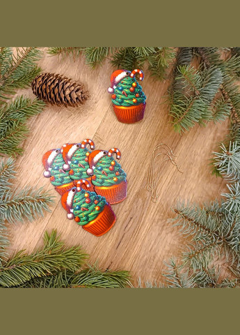 Дерев'яна еко-іграшка з гачками на ялинку Кекс (DN-738) Luxyart (308359716)