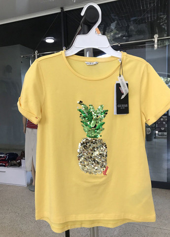 Жовта літня футболка з з пайєтками Guess
