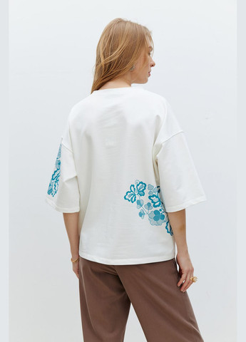 Молочная всесезон женская базовая футболка с вышитой надписью молочная mkrm4090-2 Modna KAZKA