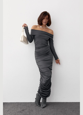 Темно-серое вечернее силуэтное платье с драпировкой и открытыми плечами 00102 Lurex однотонное