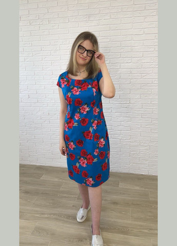 Блакитна повсякденний, кежуал блакитне бавовняне котонове літнє жіноче плаття-футляр міді з червоними трояндами з рожевими трояндами футляр, сукня-футболка No Brand з квітковим принтом