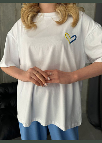 Женский стильный качественный костюм оверсайз с белой футболкой с вышивкой и голубыми брюками на резинке No Brand костюм (285119903)
