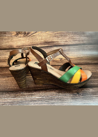 Комбинированные кожаные женские босоножки на танкетке,, испания Le Follie с ремешком