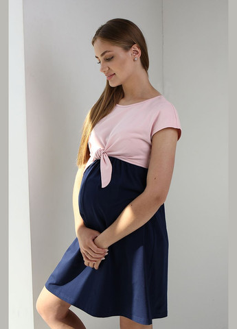 Пудровое трикотажное платье для беременных и кормящих мам пудровое с темно-синим низом Юла мама