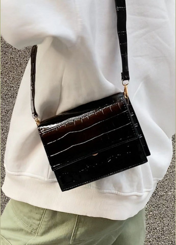Женская классическая сумка кросс-боди рептилия через плечо на широком ремешке лаковая черная No Brand (284722380)
