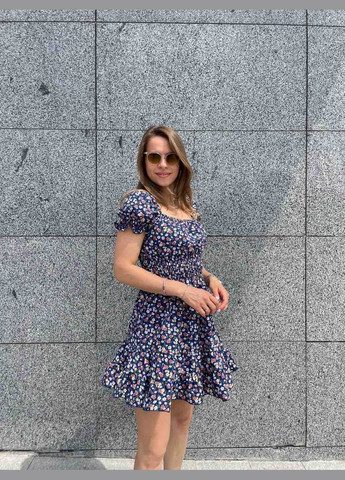 Синя красива коротка сукня з коротким рукавом і відкритим декольте в квітковому принті, синє літнє плаття із софту No Brand