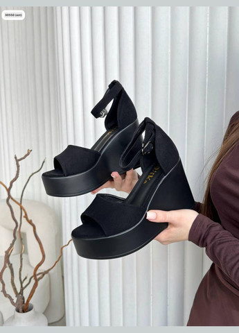 Жіночі босоніжки на платофрмі чорний колір натуральний замш No Brand (332988375)