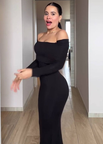 Черное праздничный, вечернее приталенное вечернее макси платье с открытыми плечами и длинными рукавами. с открытыми плечами Tik-Tak однотонное