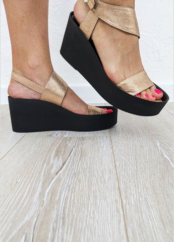 Стильні жіночі шкіряні босоніжки на танкетці InFashion Босоніжки (300695269)