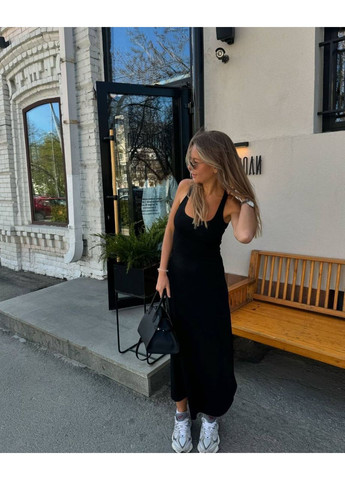 Чорна вечірня жіноча сукня-максі з лаконічним кроєм з відкритими плечима, з відкритою спиною Україна однотонна