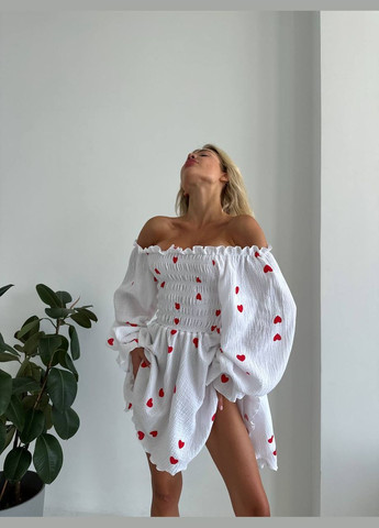 Белое нежное принтованное белое платье с сердечками, открытым декольте и длинным рукавом, муслиновое приятное к телу платье No Brand сердечки