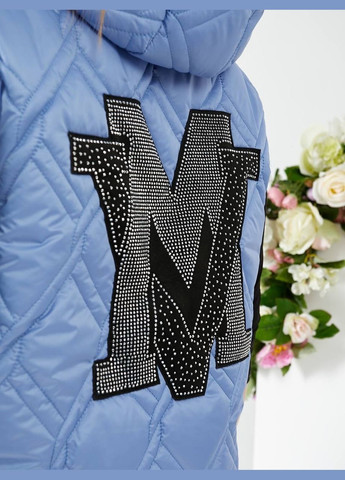 Женская жилетка батал голубая стеганая безрукавка жилет большой размер с капюшоном на молнии карманы нашивка с камнями Viki Жилет (316218935)