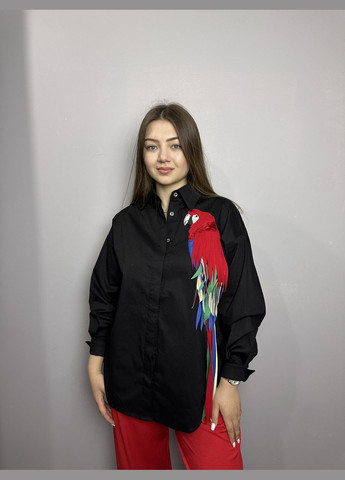 Черная демисезонная рубашка женская черная оверсайз с 3d аппликацией попугай mknk2091-1 Modna KAZKA