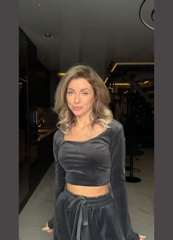 Женский спортивный костюм из велюра: укороченный лонгслив и широкие брюки. MonCher (346055327)