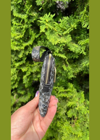 Клатч-кошелек черная лазерная кожа с принтом под змею, Турция, наружный карман, ремешок на кисть Karya (346514661)