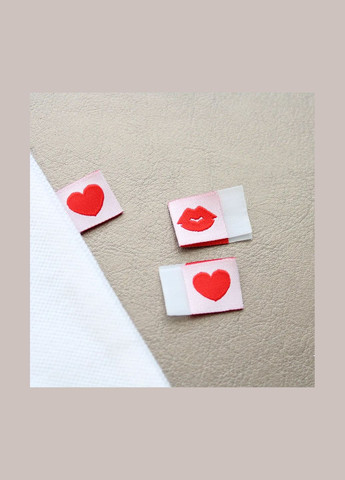Бирка жаккардовая "Губи сердечко" белого цвета с красным лого. (7969) No Brand (335811542)