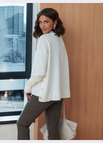 Молочний демісезонний светр молочного кольору з декоративними ґудзиками Dressa