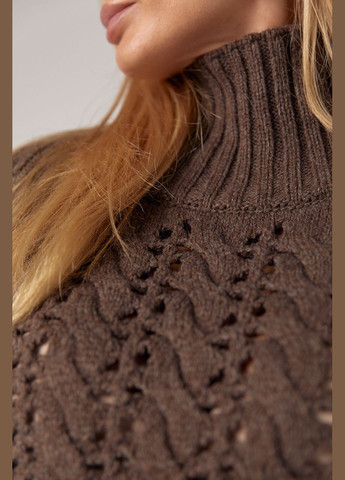 Коричневий зимовий жіночий в'язаний светр з ажурними візерунками Lurex