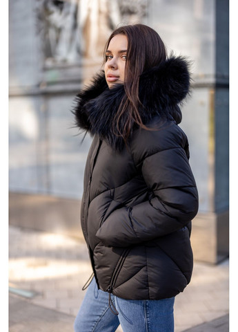 Черная зимняя зимняя женская короткая куртка с мехом енота 65526 Visdeer