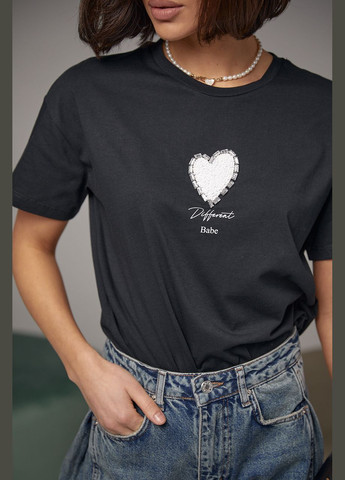 Черная летняя женская футболка украшена сердцем из бисера и страз 2404 с коротким рукавом Lurex