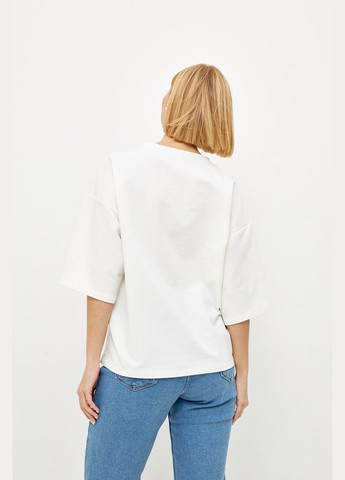 Комбінована всесезон жіноча базова футболка з вишитим написом молочна mkrm4066-5 Modna KAZKA