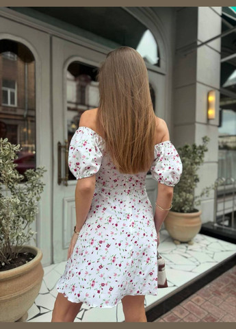 Молочное летнее платье мини молочного цвета 33210 а-силуэт No Brand с цветочным принтом