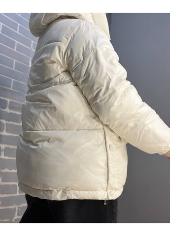 Молочна демісезонна куртка жіноча 9013 пуффер подовжена накладені кишені з капюшоном молочна Lady yep