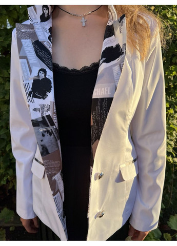 Белый женский белый двубортный приталенный женский жакет-пиджак с подкладкой с поясом с пуговицами с двумя карманами с воротником-стойкой No Brand однотонный - демисезонный